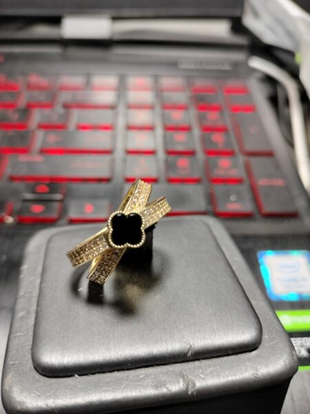 anillo clover flore N 2 banda c/zirc 14k zirc B y onyx N Size size8 Weight 4.8gr