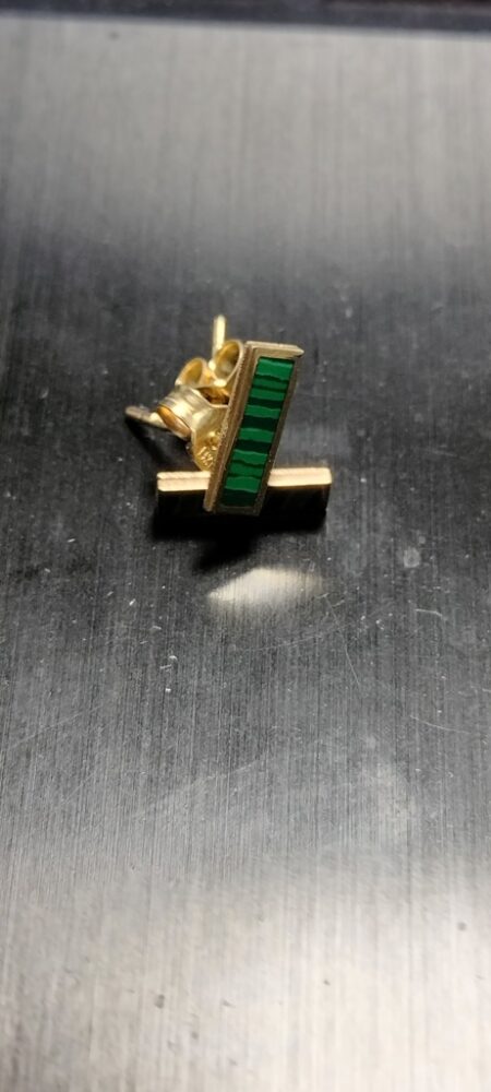 arete barra rect. verde y N 14k ename VN Weight 0.95gr