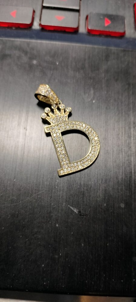 dije letra D c/zirc 14k zirc B Weight 2.3gr