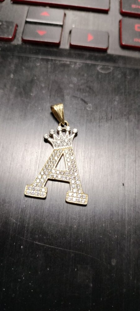 dije letra A c/corona y zirc 14k zirc B Weight 2.2gr