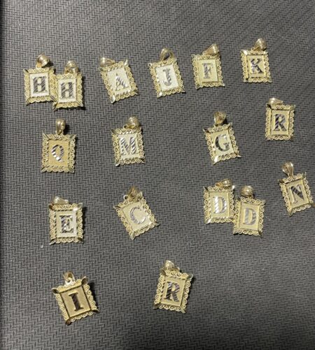 dije letra H 10k Weight 0.95gr
