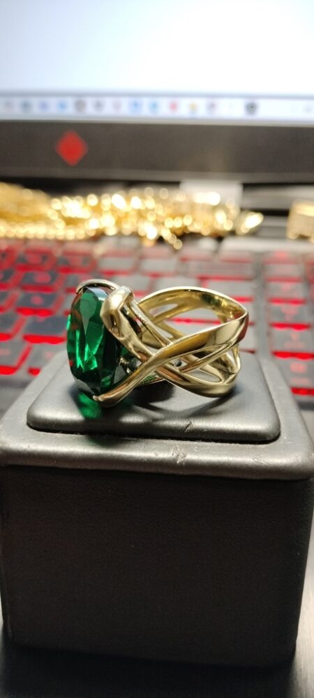anillo 10k zirc V Size size9 Weight 15.9gr