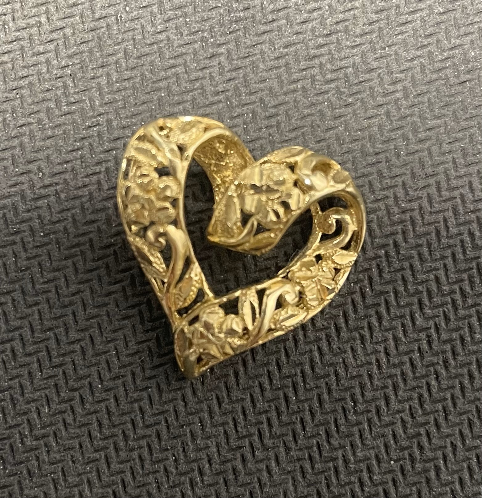 dije corazon 10k Weight 4.1gr