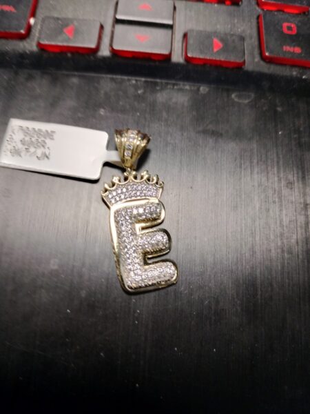 dije letra E c/corona y zirc 10k zirc B Weight 3.4gr