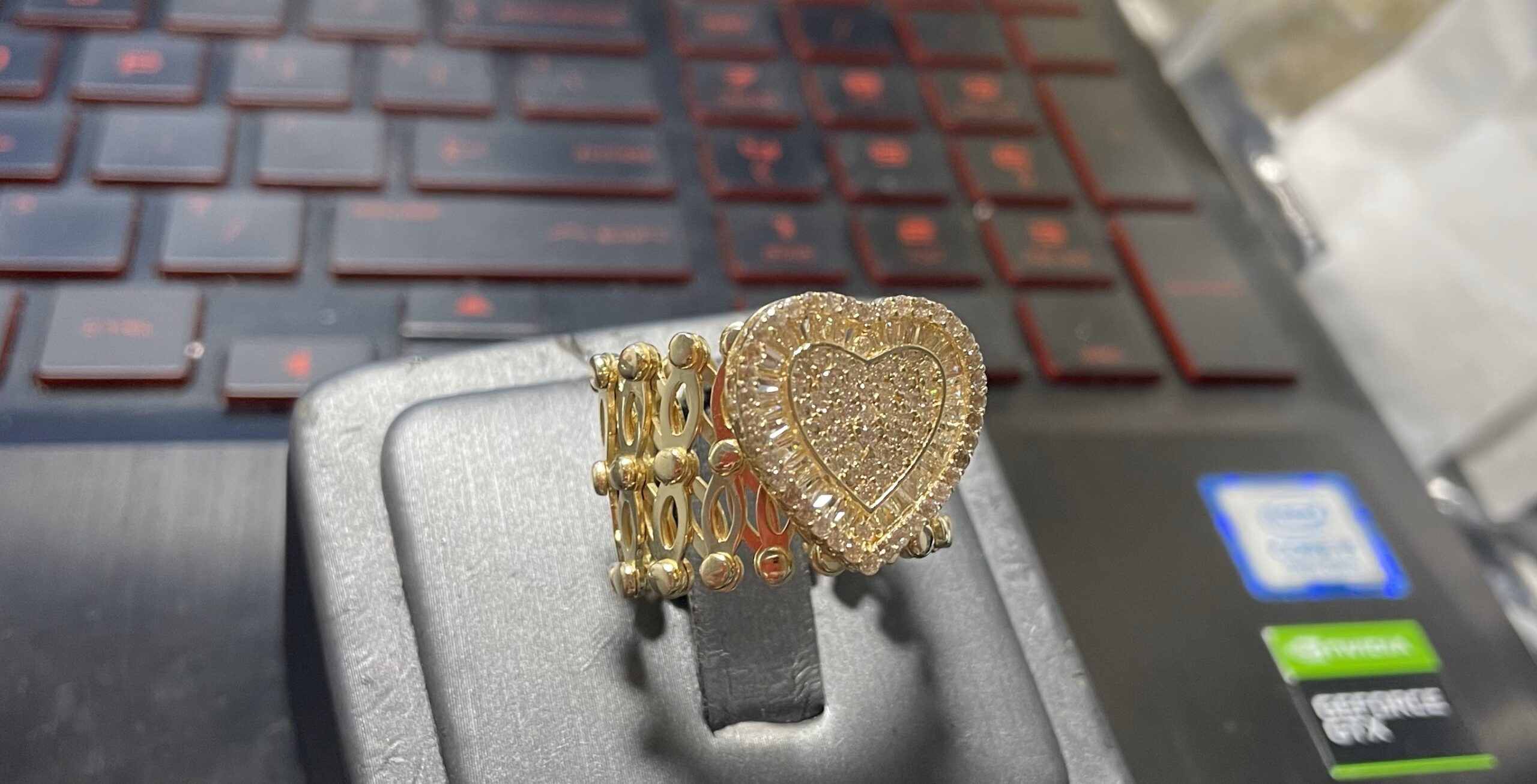 anillo/manilla regulable c/corazon 14k zirc B Size size7 a 8.5¨ Weight 14.1gr