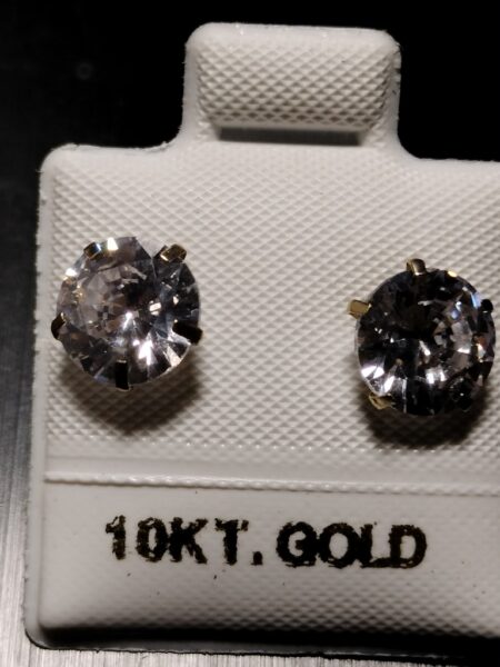 arete piedras rddas 10k zirc B Weight 1.15gr