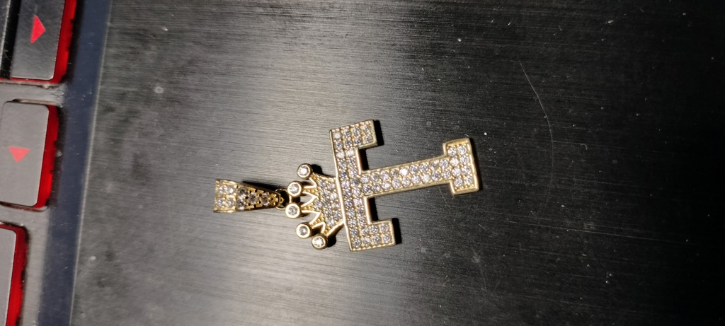 dije letra T c/zirc 14k zirc B Weight 2.1gr