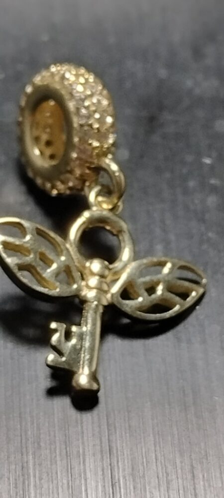 charms llave c/alas c/zirc 14k zirc B Weight 1.9gr