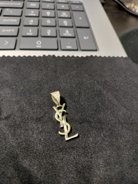 dije Yves Saint Laurens c/zirc 14k zirc B Weight 2.55gr