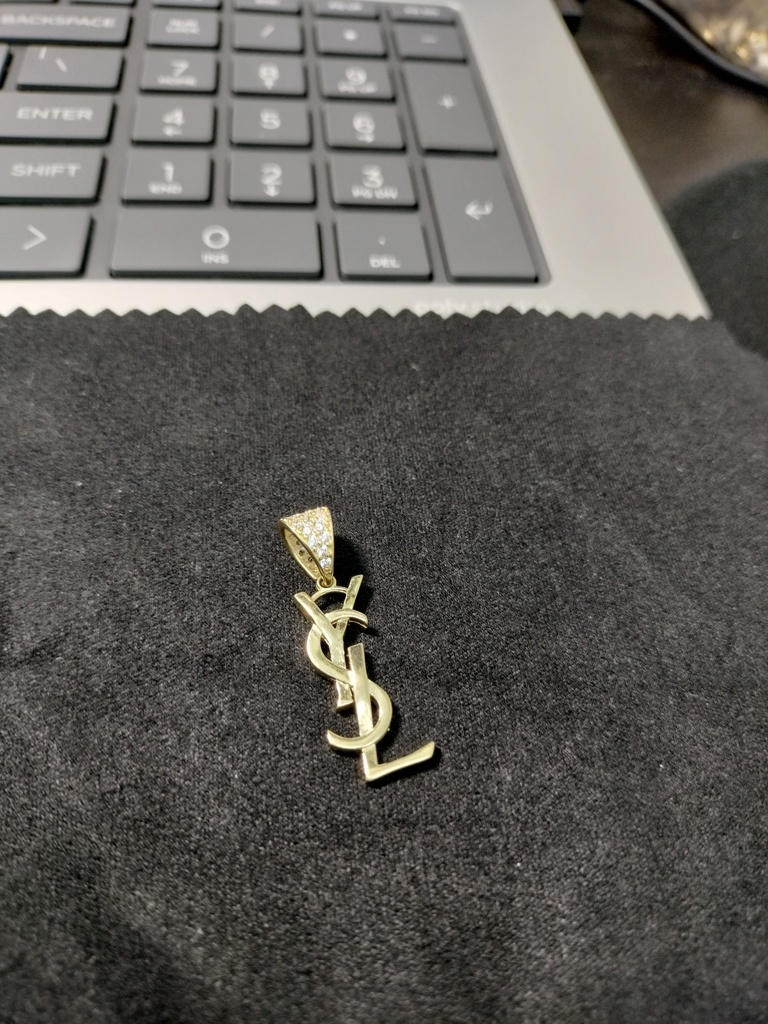 dije Yves Saint Laurens c/zirc 14k zirc B Weight 2.55gr