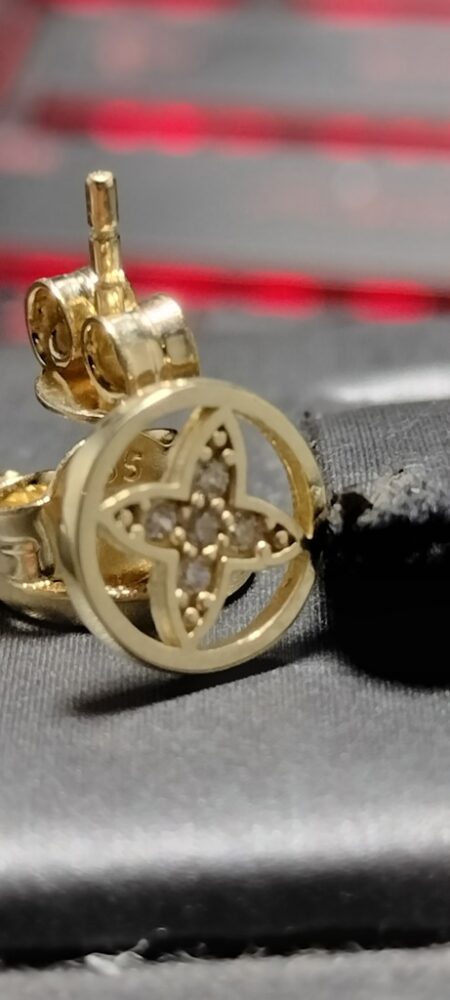 arete rddo c/flor 4 petalos c/zirc 14k zirc B Weight 1.2gr