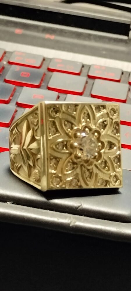 anillo cddo c/flor al centro 10k zirc B Size size11 Weight 16.7gr