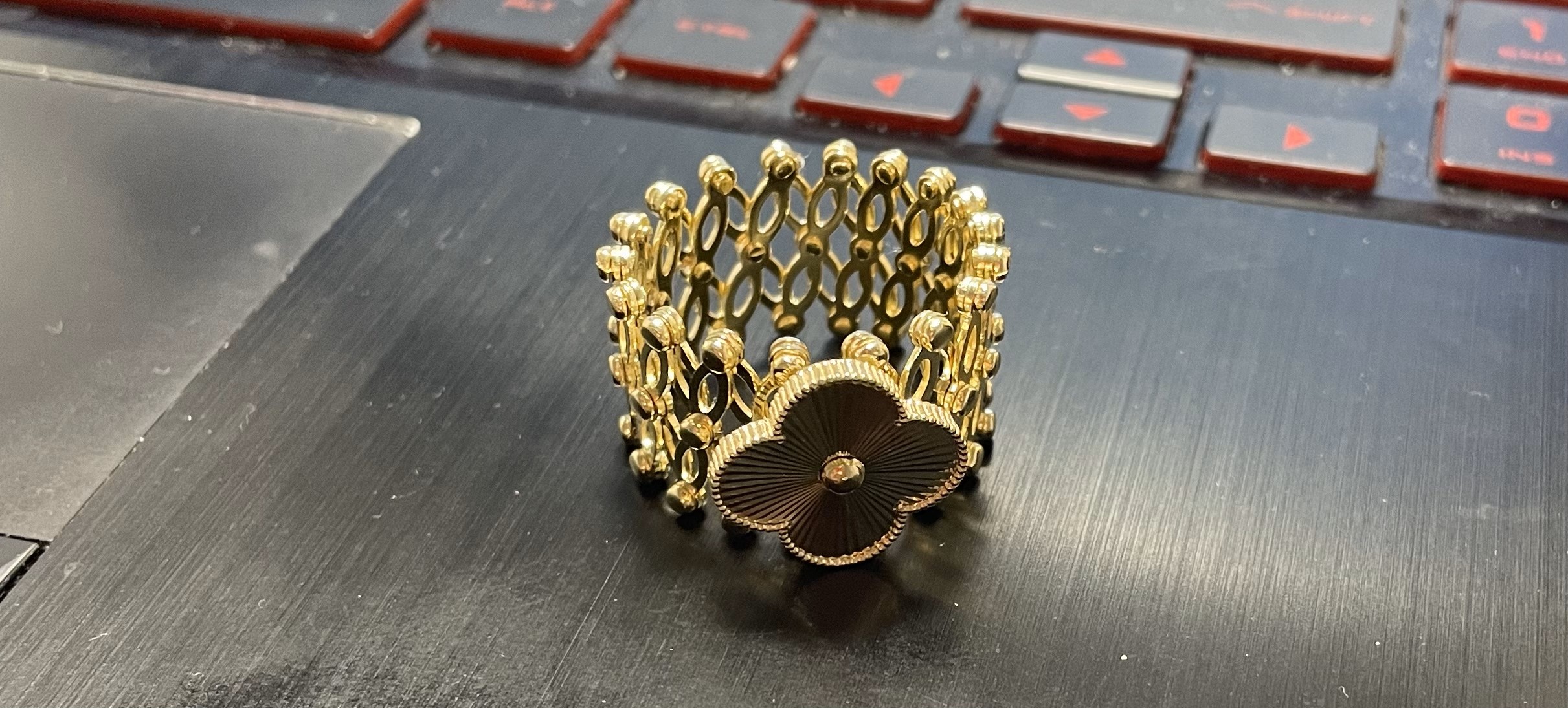 anillo/manilla clover flor oro regulable 14k Size size7 a 8.5¨ Weight 13.gr