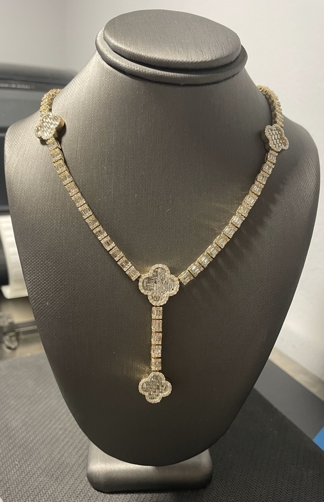 Gargantilla diam. 4 flores bclip 10k diamante Size size18 Weight 7.18ctw