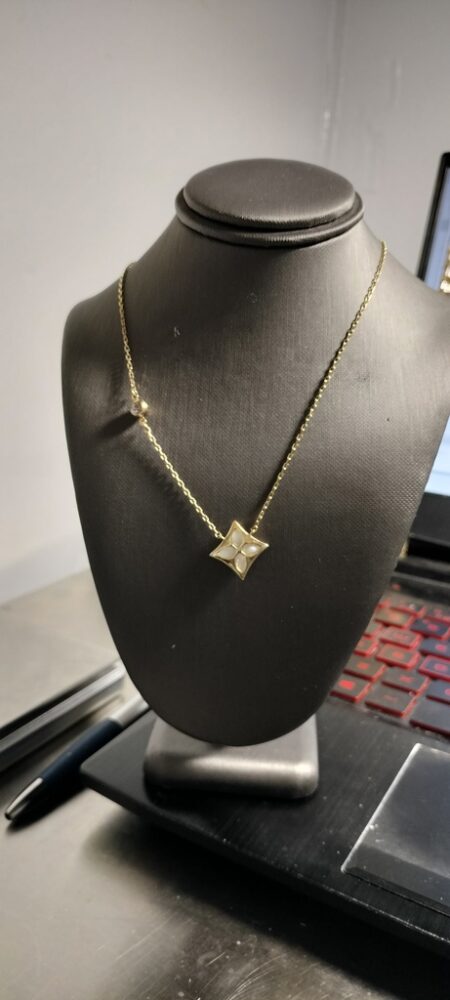 cadena c/dije hilo c/dije flor B fijo 14k zirc B y ename B Size size17/17mm Weight 4.75gr