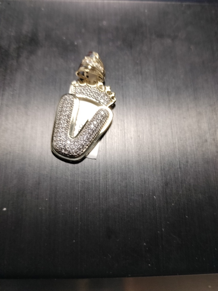 dije letra V c/corona 10k zirc B Weight 3.2gr letra V