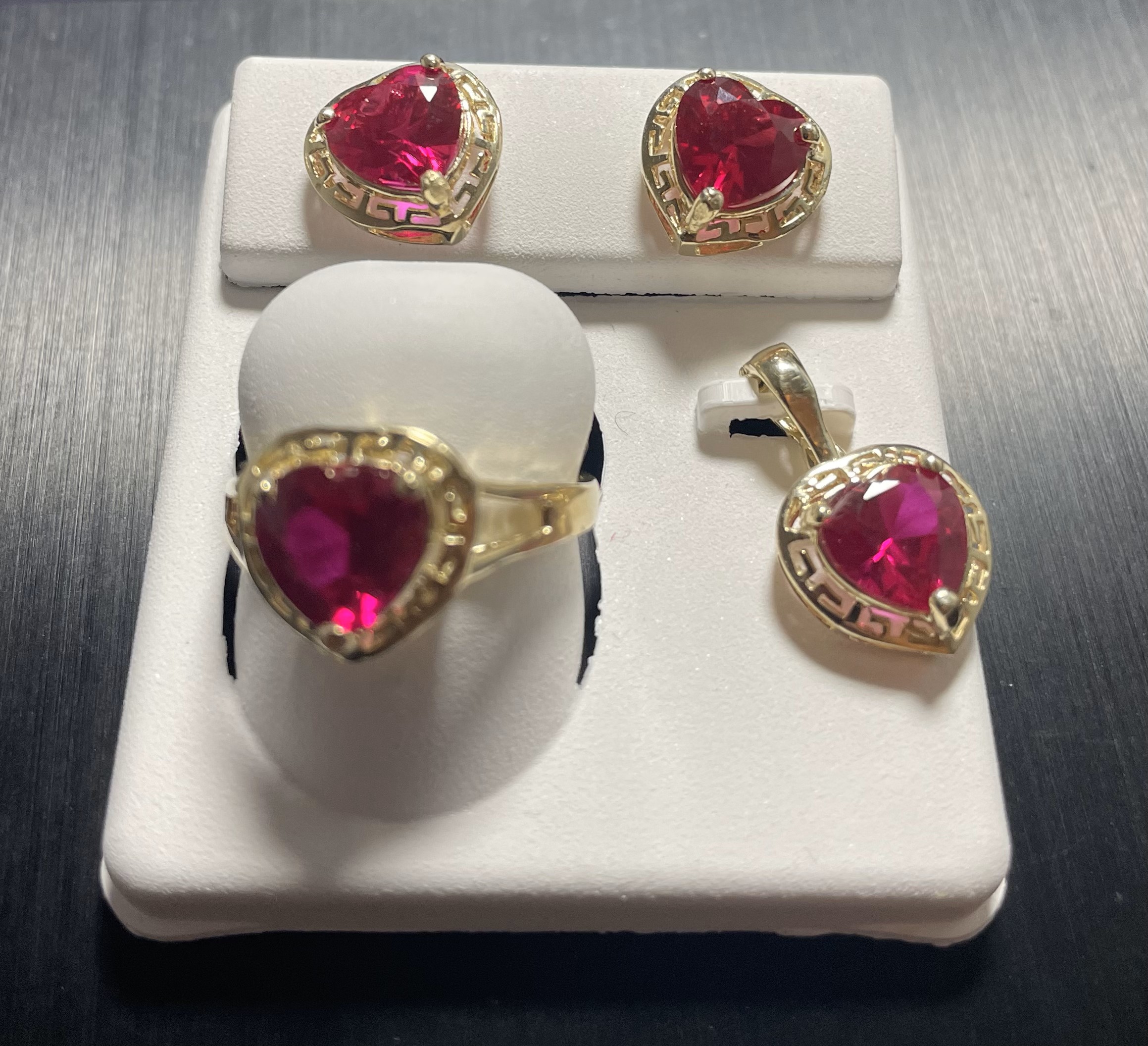 set dije,ring,arete corazon 10k zirconia ROJA Size size7 Weight 6.3gr