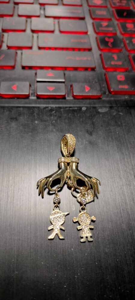 dije 2 manos c/niño /niña y corazon 14k zirc B Weight 4.35gr