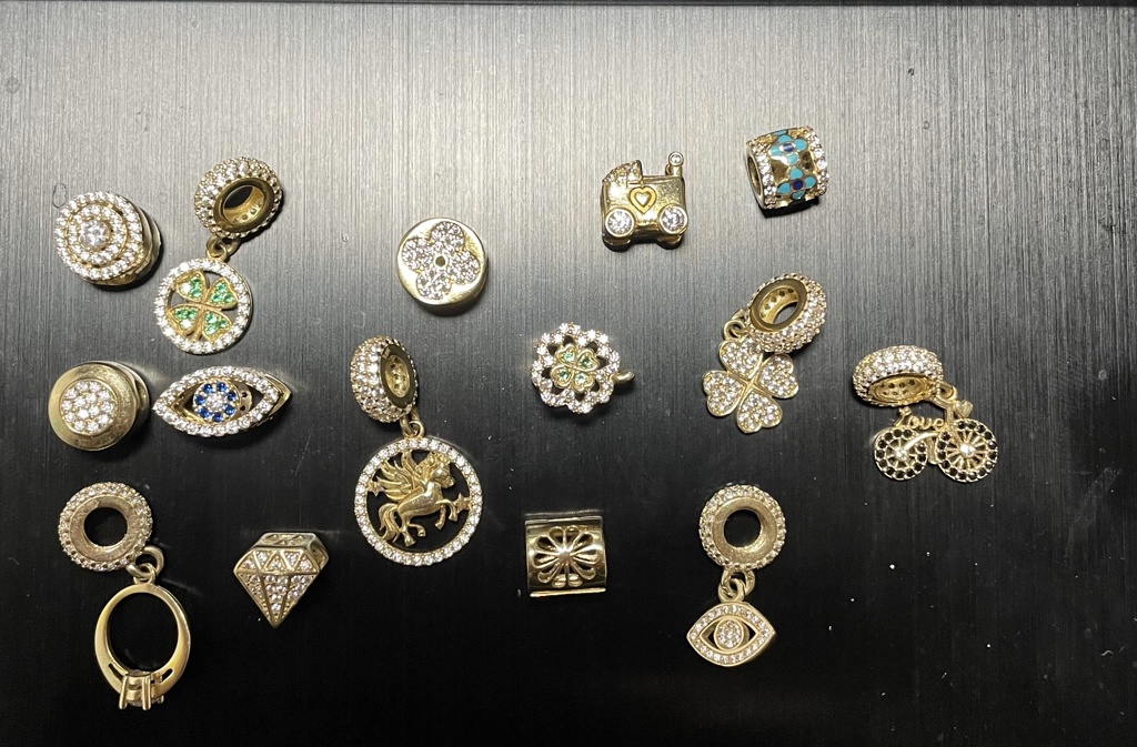 charms coche niño 10k zirc B Weight 1.75gr