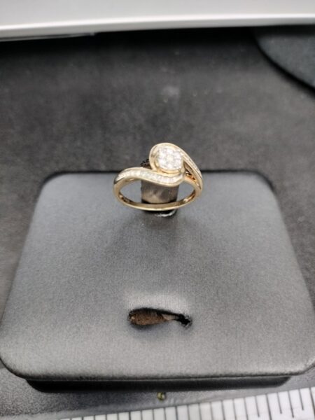 anillo Diam rddo c/diamamte 10k diamantes Size size7 Weight 2.4gr
