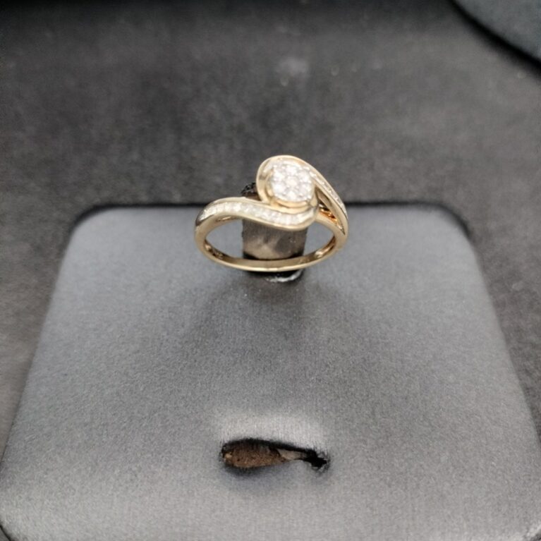 anillo Diam rddo c/diamamte 10k diamantes Size size7 Weight 2.4gr