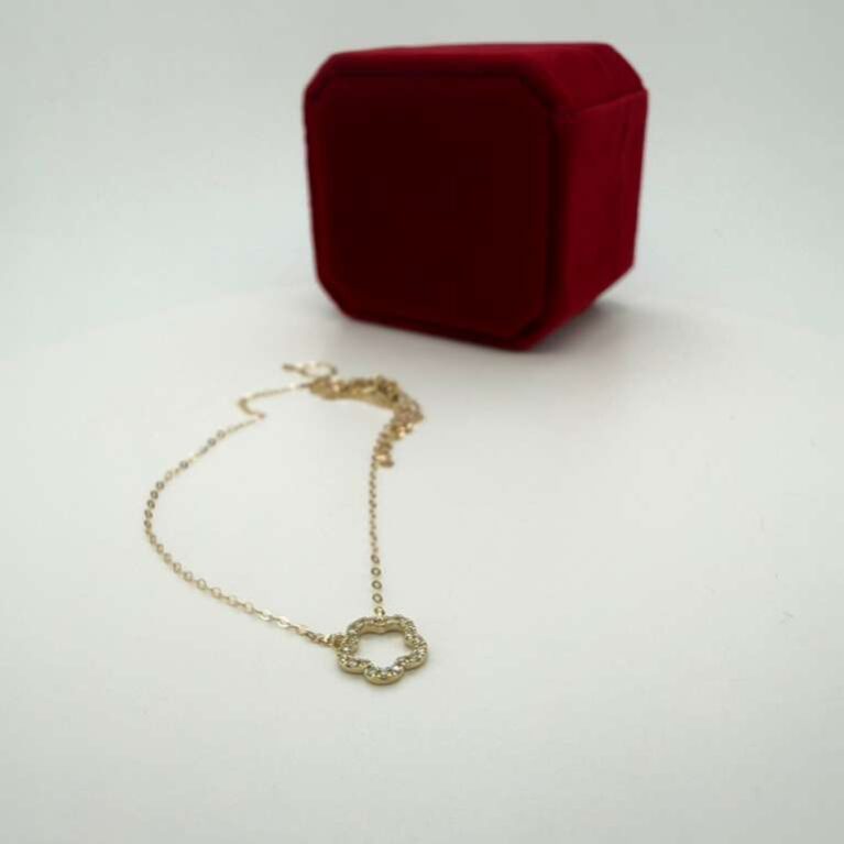 chain/pendantdiam flower/diam 10k diam Size size18/1mm Weight 0.11ctw