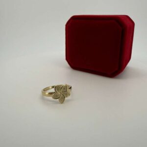 Ring flower 10k Size size7.5 Weight 1.9gr