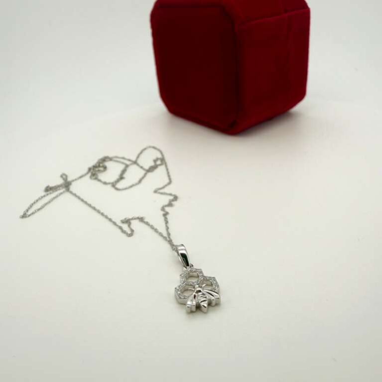 chain/pendantdiam Bee clover/diam 10k diam Size size18/1mm Weight 0.10ctw