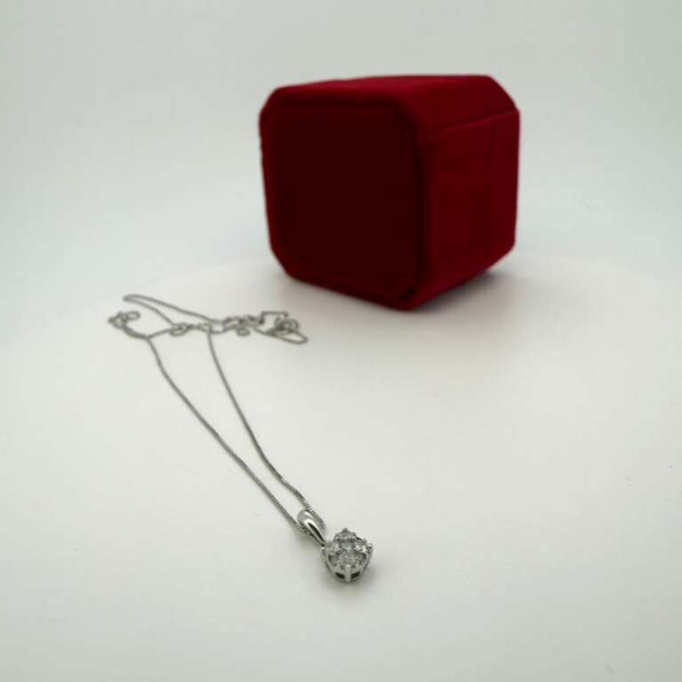 chain/pendantdiam flower/diam 10k diam Size skize18/1mm Weight 0.25ctw