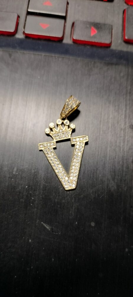pendant letter V w/zirc 14k zirc w Weight 2.2gr