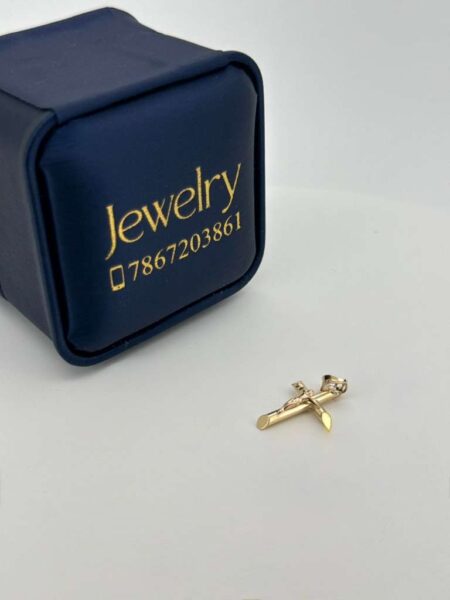 chain /pendant Cross pendant 10k Weight 0.8gr