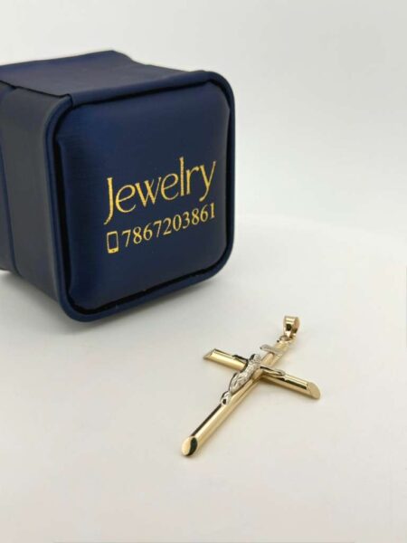chain /pendant Cross pendant 10k Weight 2.1gr