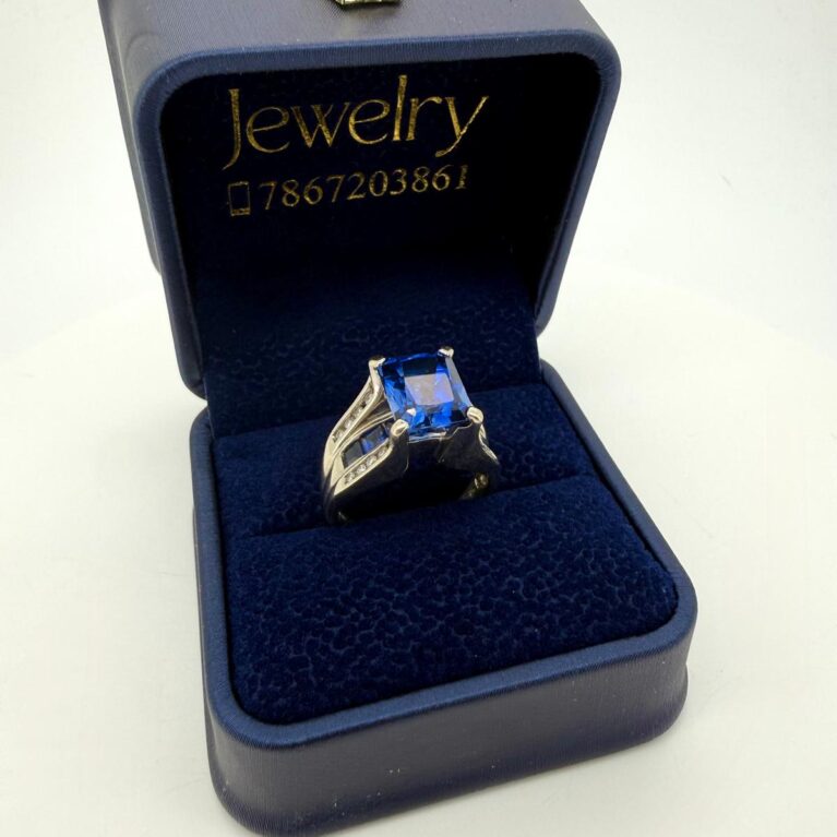 Ring diamond/sapphire Ring diamond/sapphire 10k diamond/sapphire size 7 6.4gr