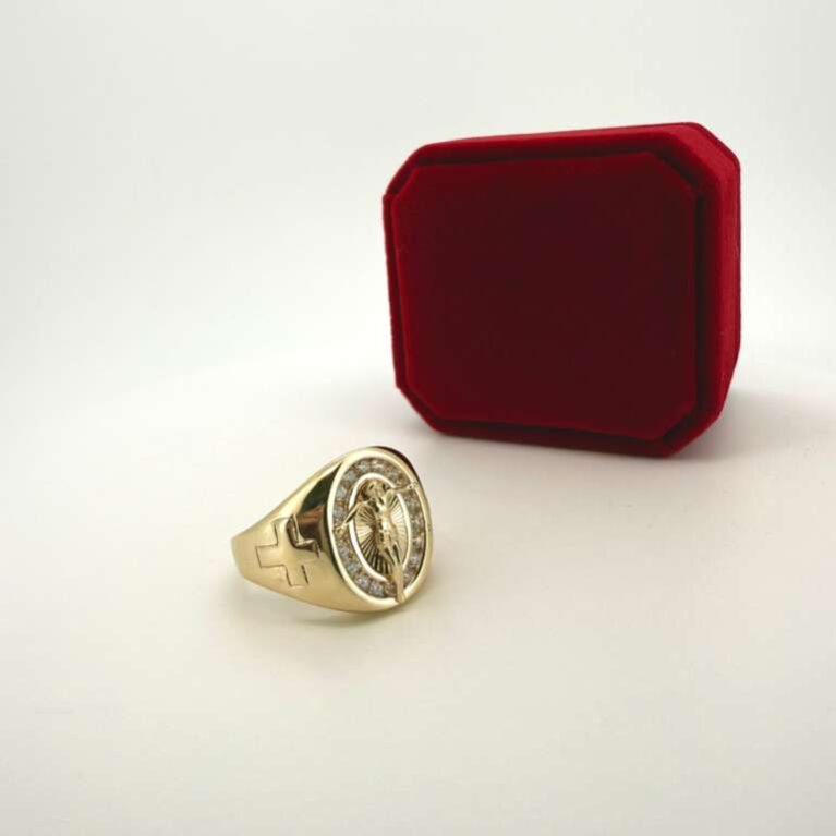 Ring round w/christ zirc 10k Size 10 Weight 6.9gr