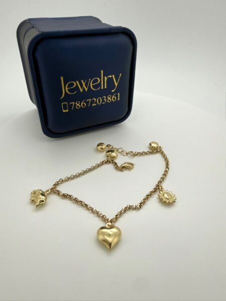 bracelet Bracelet with assorted charms. 10k Size Weight 2.9gr